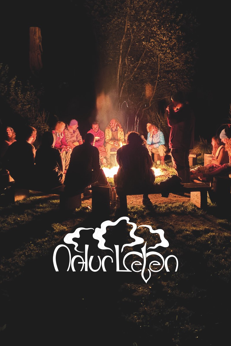 Menschen am Lagerfeuer mit dem weissen Naturleben-Logo