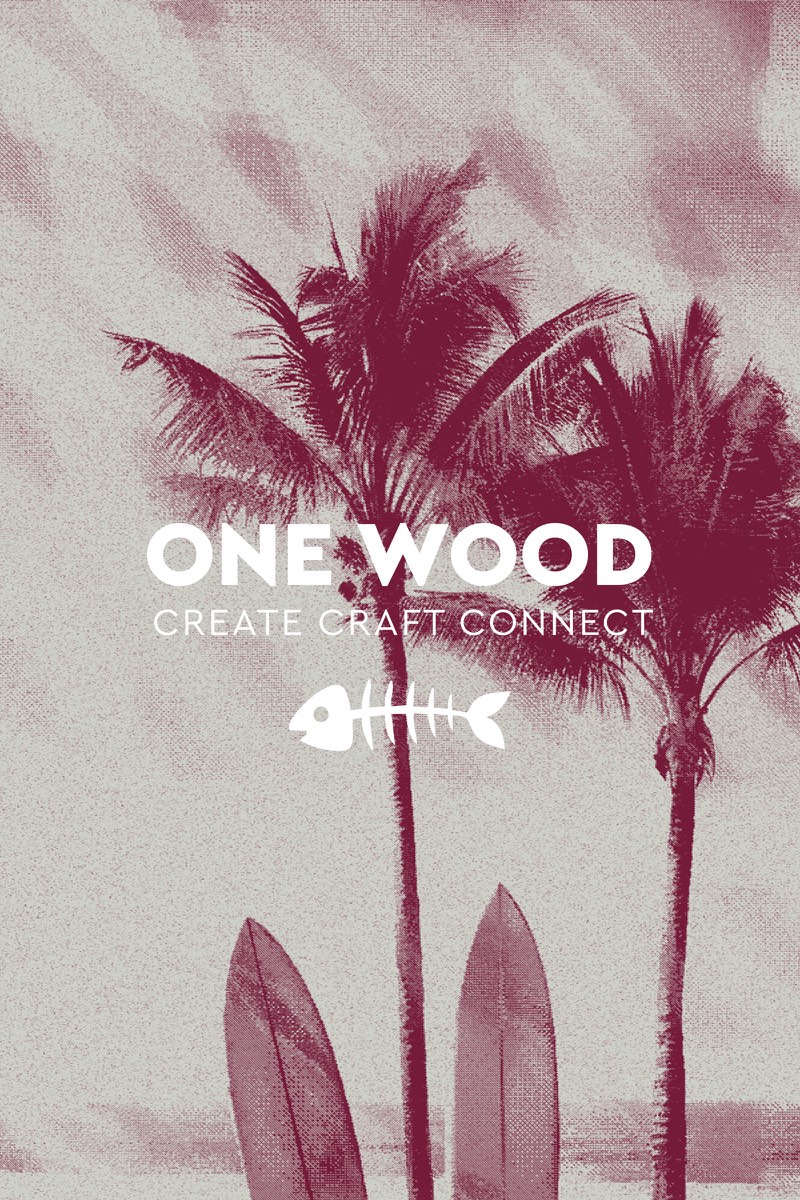 Onewood-Schriftzug und Fischsymbol vor Palmen in Bordeaux und Creme