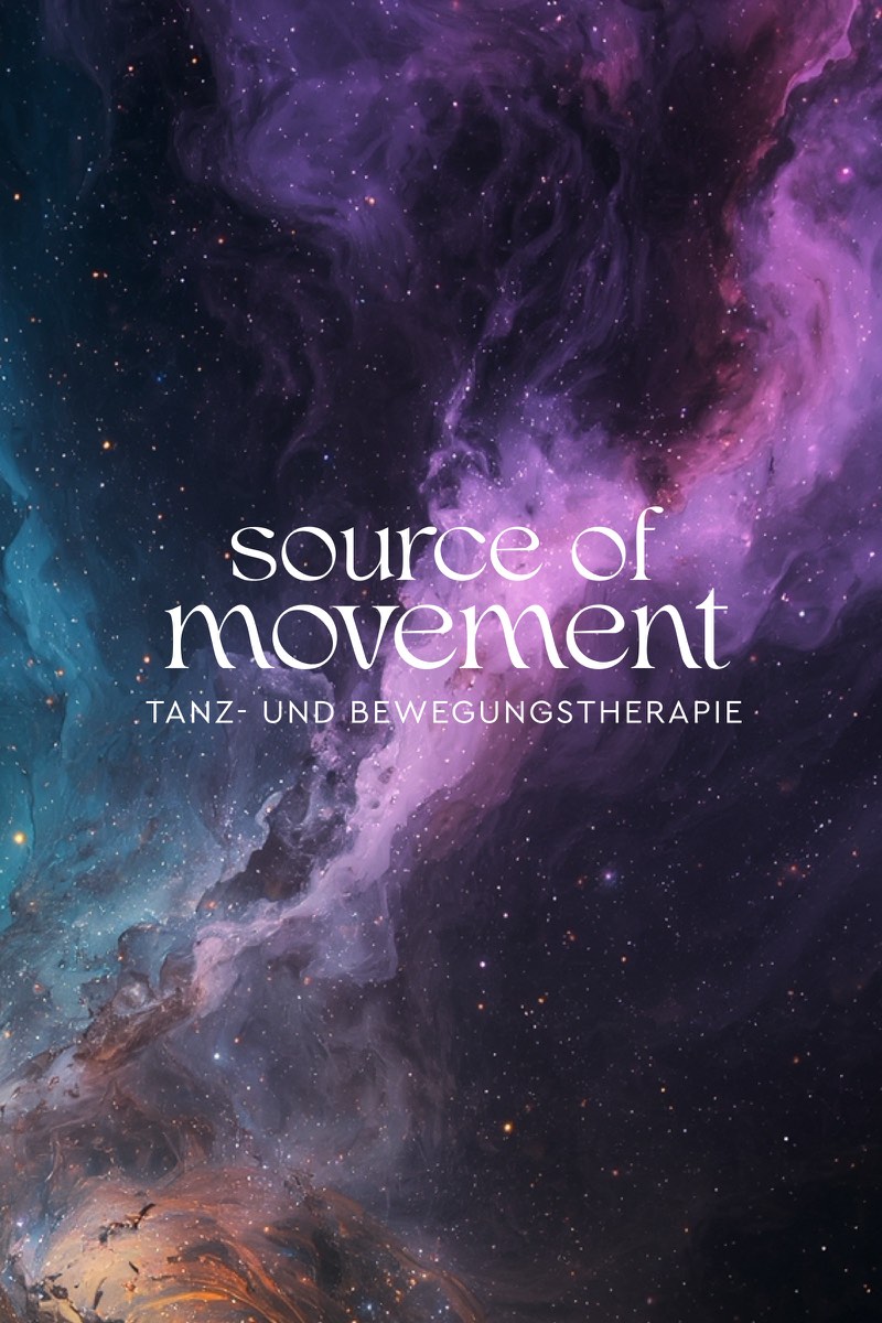 Violett-blaue Bildwelt mit dem Schriftzug Source of Movement