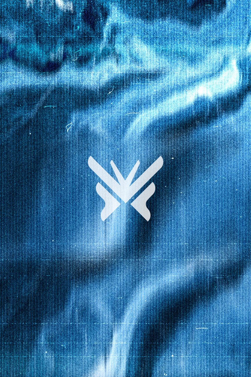 Weisses True-Scale-Signet auf einer tiefblauen analogen Textur